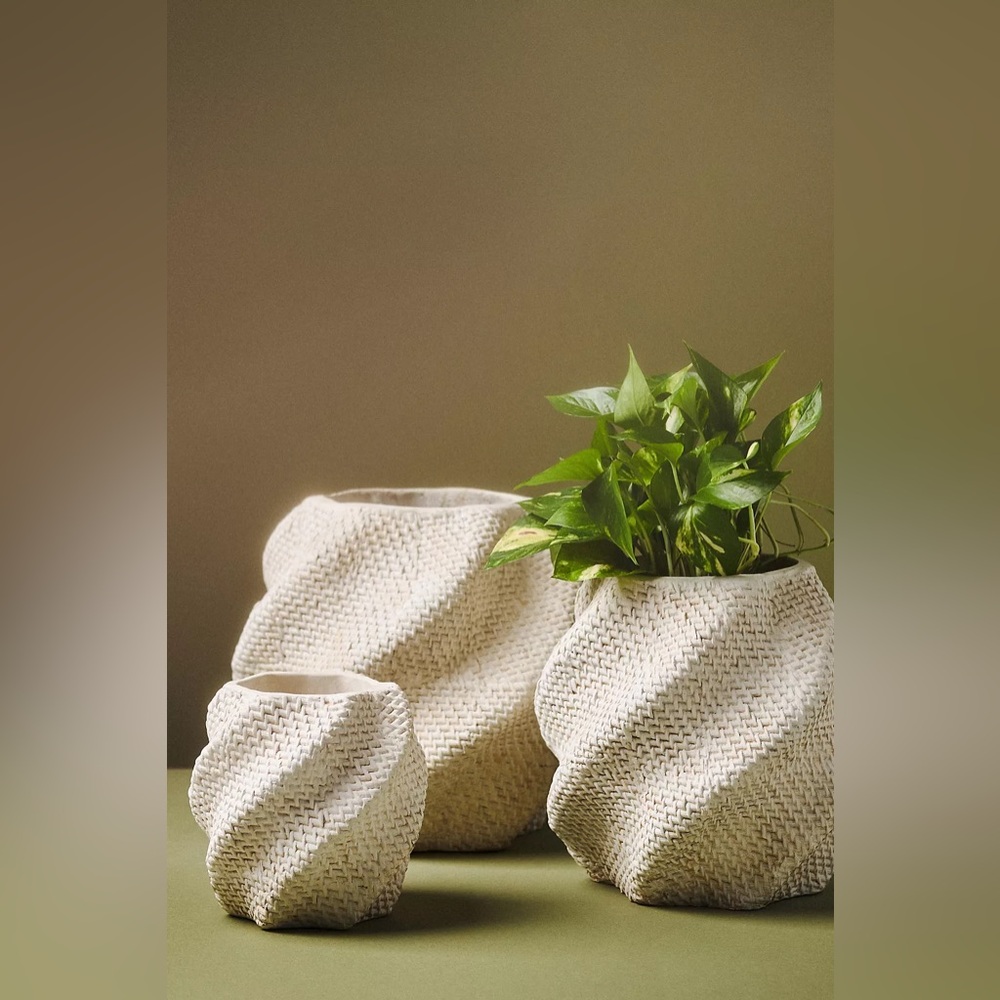 Anthropologie LENNON TEXTURED PLANTER
Style No.  4554G810AA Color: Cream
Size: L - Picture 5 of 9
